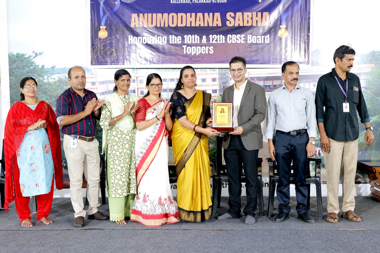ANUMODHANA SABHA: HONOURING THE 10 & 12 TOPPERS OF VYASA VIDYA PEETHOM